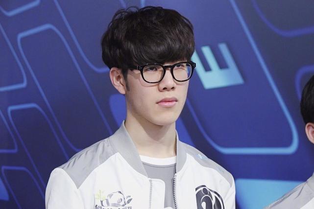 哈登满脸笑 哈登满脸笑